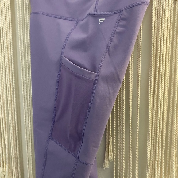 Fabletics lavender mid-length leggings, mesh pockets. - Picture 3 of 4